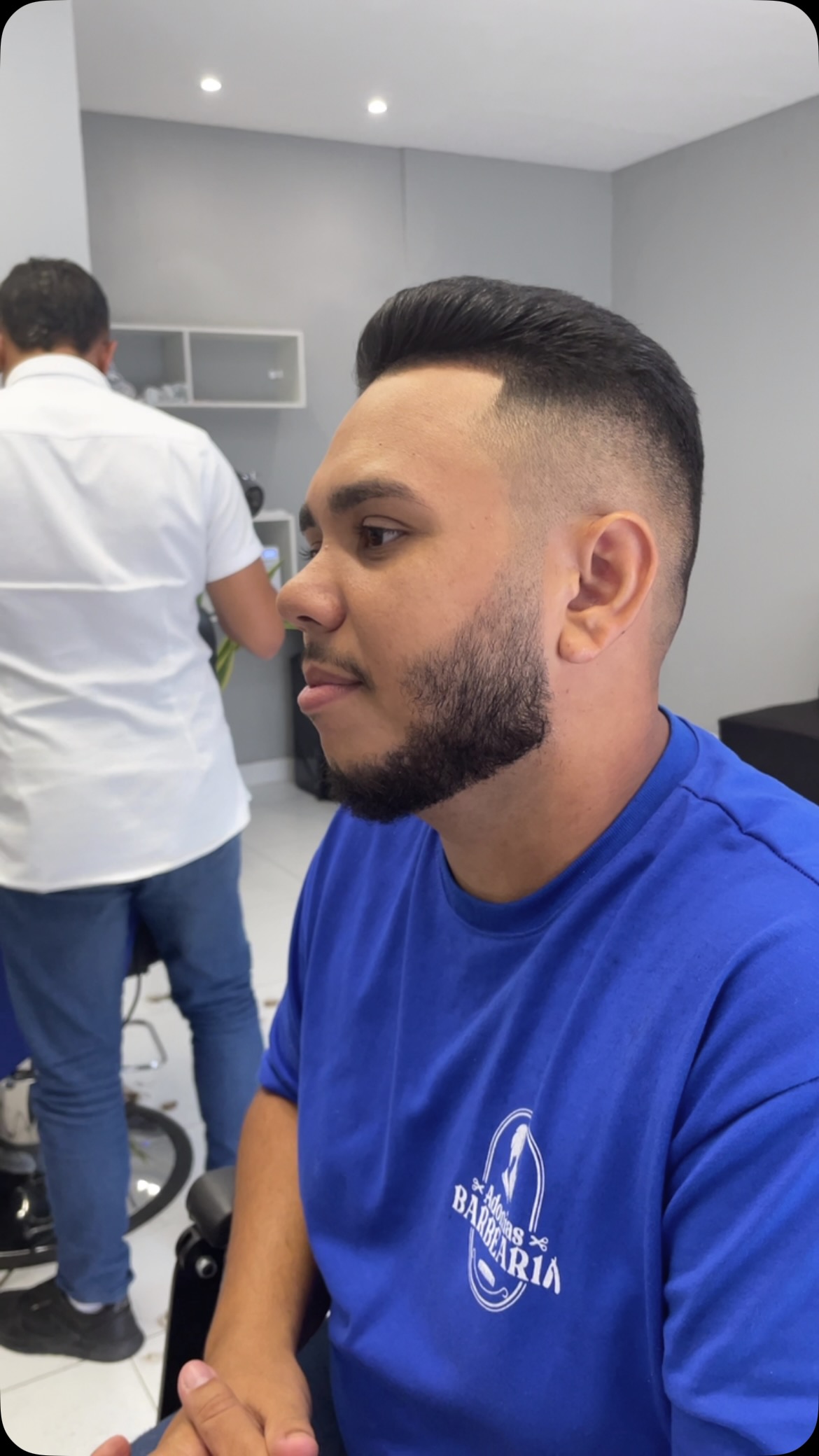 Corte e barba finalizados com camisa Adonias Barbearia