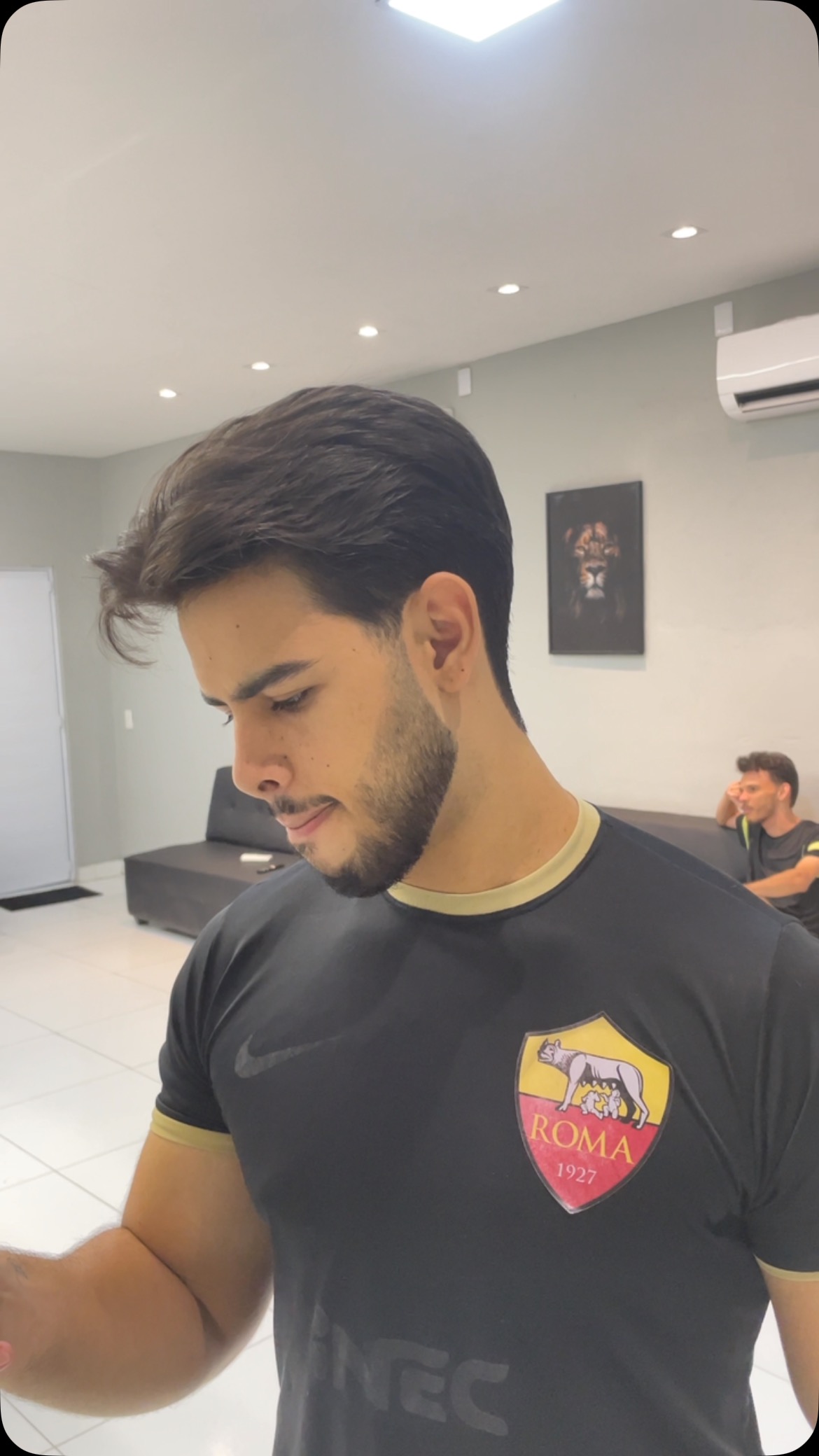Cliente recebendo corte de cabelo na Adonias Barbearia